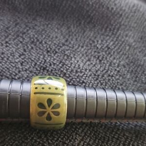 Elegant Green Floral Ring